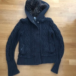 Huvtröja med fluff  - Så sjukt fin huvtröja som var min favorit förra åretrunt kommer tyvärr inte till användning längre. Köpt secondhand me i fint skick lite sliten vid luvan bara. Väldigt fint med ”fluff” i luvan. Står ingen storlek men skulle uppskatta att den passar xs-s