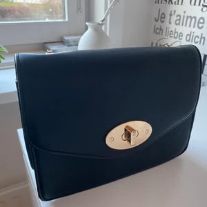 Axelväska  - Säljer min axelväska för 65kr plus frakt 48kr. Använd men inget som syns. Låset på framsidan är fejk! Man öppnar den endast med magnet! Köpt på glitter.