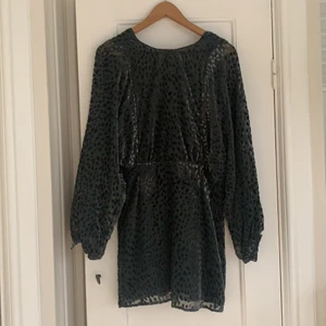 Klänning från & other Stories - Säljer denna super fina klänning från stories i storlek 32! Köpt för 890kr. Tyvärr är den för liten för mig så har aldrig fått användning för den, där av sitter lappen kvar.