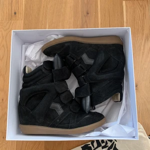 Isabel Marant skor  - Skor från hösten 2019 säsongen. Skorna är i väldigt bra skick och har blivit använda Max 5-10 gånger. Skorna är i storlek 38 och sitter jättebra. Kan mötas i Göteborg, köparen står för frakten.        (Dustbag och låda ingår) 