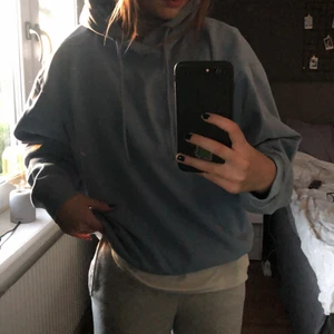 Blå hoodie strl S - Säljer min blåa sköna hoodie!! Jätte bra skick från lager 157, använt fåtal gånger! Skriv i dm om du är intresserad 💙💙