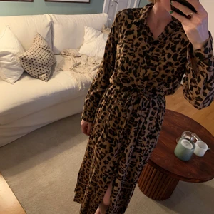 Soaked In Luxury, strl L, klänning - En klänning med leo-mönster, storlek L men jag bär vanligtvis S-M och den passar mig. Använd få gånger.