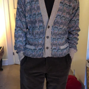 Stickad kofta  - Stickad mönstrad kofta i storlek medium. Bra skick, inga synliga defekter 