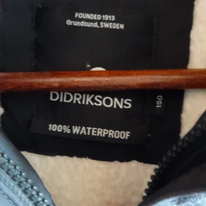 Didriksons jacka strl 150 - Säljer en svart vinterjacka Didriksons storlek 150 i fint skick. 