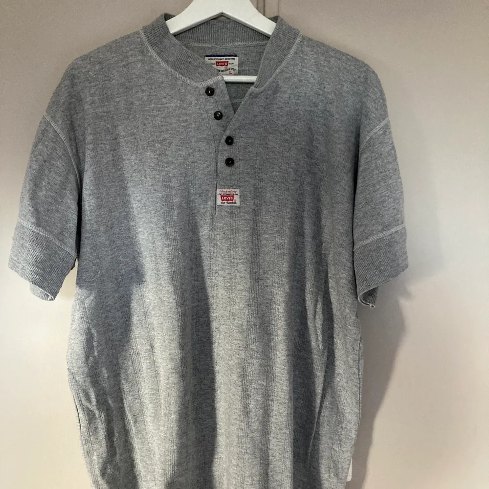 Vintage grå ribbad Levis tröja i bra skick, storlek L men liten i storleken. Tröjor & Koftor.