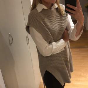 Mjuk lite längre väst från HM i strl S. Beige i färgen. Passar bra att både klä upp med Jeans och Skjorta eller klä ned med tights och långärmad tröja. 60% bomull 40% akryl. Använd men varsamt, inget att anmärka på.