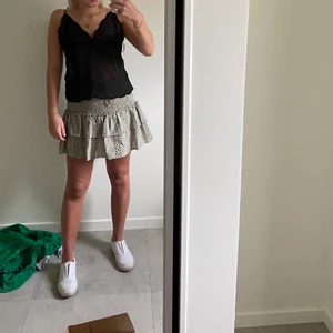 Svart genomskinligt linne med glitter - Svart genomskinligt linne från ZARA med glitter detaljer 