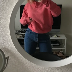 Rosa hoodie  - En rosa hoodie från bikbok.