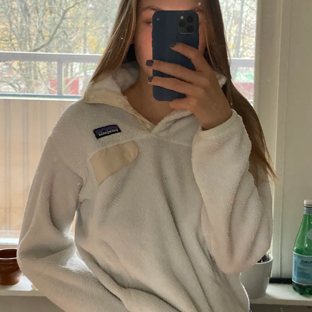 Supermysig och mjuk patagonia fleece! Jättebra skick, säljer då den ej kommer till tillräckligt användning💛. Hoodies.