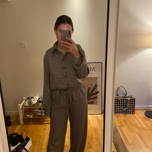 Silkesset mönstrat - Skönt och fint mönstrat set från nakd. Storlek 36 i blusen och 38 i byxorna. Skitsnyggt att matcha med både klackar och sneakers😍 hela setet för 160kr eller en del för 100kr🤍