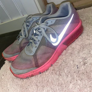 Nike Air max - Nike air max, grå/reflex/rosa. strl 38,5. Görs självklart rent innan frakt. Använda 10 gånger max. Det var limited edition när jag köpte dom för ca 2 år sedan. Nypris ca 1000kr. köparen står för frakt.