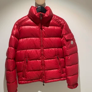 Moncler maya - Moncler maya i sz 2. Ingen luva. Bra skick med normalwear, fåtal stains samt ingen cartoon. Sz 2.