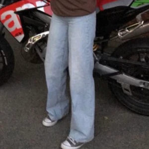 Blå jeans - Säljer mina snygga vida jeans ifrån hm! De är inget fel på de alls,men har andra liknande jeans så valde därför att sälja dessa💓Skriv för mer frågor!