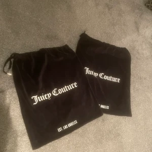 Juicy Couture påsar  - Fina helt oanvända Juicy Couture påsar i svart tyg. En påse kostar 20kr och båda tillsammans kostar 40kr 