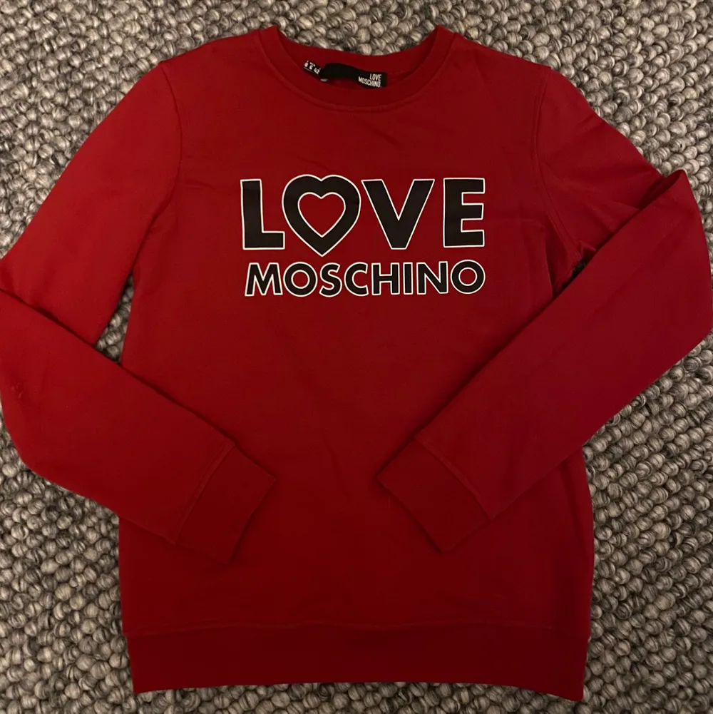 Knappt använd love moschino tröja i storlek 38. Färgen är en fin röd färg som passar det mesta :) hör av dig om du är intresserad. Priset kan diskuteras. Tröjor & Koftor.