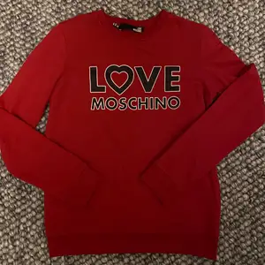 Knappt använd love moschino tröja i storlek 38. Färgen är en fin röd färg som passar det mesta :) hör av dig om du är intresserad. Priset kan diskuteras