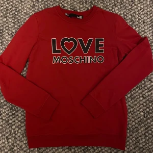 LOVE MOSCHINO TRÖJA - Knappt använd love moschino tröja i storlek 38. Färgen är en fin röd färg som passar det mesta :) hör av dig om du är intresserad. Priset kan diskuteras