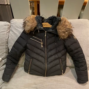 Hollies jacka storlek 36  - I använt men välskött skick. Köparen står för frakt! Nypris 3800kr