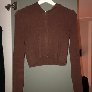 brun cropped kofta storlek s - typ som en magtröja och passar bra för layering!!