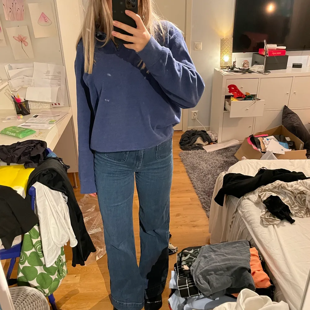 Säljer dessa superfina jeans i en mörk tvätt från & Other Stories i storlek ”EUR 25”. Skulle säga att det motsvarar XS/S. I jättefint skick utan några som helst defekter. Nypris 690kr mitt pris 500kr. Skicka meddelande vid frågor/intresse🤗. Jeans & Byxor.