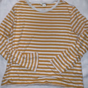 Monki tröja - Randig långärmad, två hål på ena ärmen men dem syns inte så mycket, bild på det finns på bild 2💓