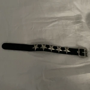 Läderarmband Med Stjärnor - Säljer mitt asballa unika läderarmband med silvriga stjärnor på 💘 