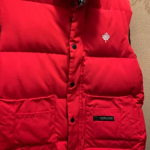 Canada goose väst röd - Äkta! inte alls använd, fick den för ett år sen va inte direkt min stil och har ba legat i min garderob. Den är i storlek M, men passar även S. Den är inte trasig någon stans och vill få bort den om man säger så!