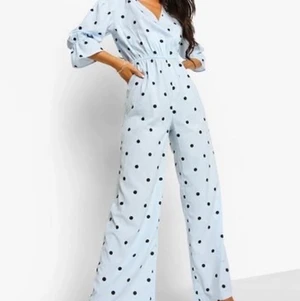 Jumpsuit från Boohoo i storlek 40 - Polka dot jumpsuit i pastellblå, fin sommarplagg i tunn material. 