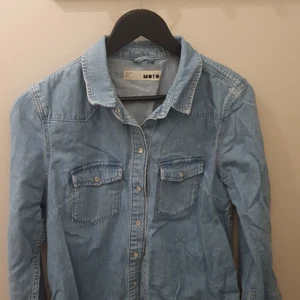 Skjorta från TopShop - Skjortan är mjuk och inte hård som jeans kan vara. Den är i fint skick och är strl 40