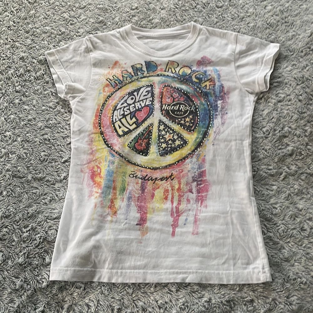 En super fin hard rock café t-shirt som jag har köpt här på Plick, men kommer tyvärr inte till användning. Super bra skick. Fåtal diamanter har trillat av.. T-shirts.