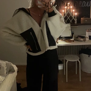 Jacka - jacka från shein, aldrig använd! bra material och snygg, säljer pga lite för liten för mig! 