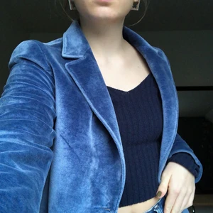 Velvet blå kavaj - Super snygg och bekväm kavaj i velvet i mycket bra skick! Strlk 36. 