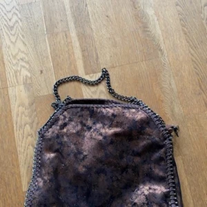 Väska - Stella macourtny liknande väska som är köpt förra året, vet ej vart och Märke. Knappt använd skriv privat för frågor eller liknande, frakt ingår ej<3