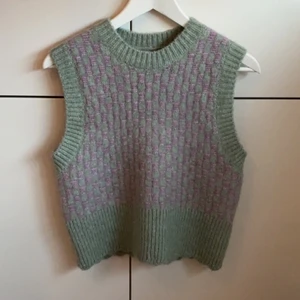 Väst - Väst från Zara som inte används. Mycket varm och skön + jättesöt. Inga defekter.