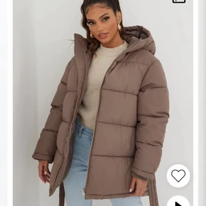 Nelly jacka  - Slutsåld nellyjacka i stl 36 (passar även större). Färgen som första bilden, mullvad. Använd 1 vinter och i fint skick. Dåligt ljus på bilderna men vill mest visa att det inte finns några stora skador. Såg en liten ”repa” på armslutet när jag packade ner jackan. Köpare står för frakt 