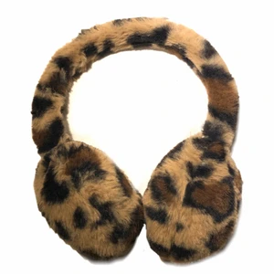leopard öronmuffar  - supermysiga öronmuffar, perfekta nu till vintern. köpte dem nya och har använt dem ett fåtal gånger för ett år sen men finns inga tecken på användning 🐯