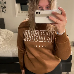 Brun sweatshirt - En brun sweatshirt med tryck fram från Shein! Super fin och mysig! Tröjan är i storlek M men passar båda större och mindre! Köparen står för eventuell frakt ☺️