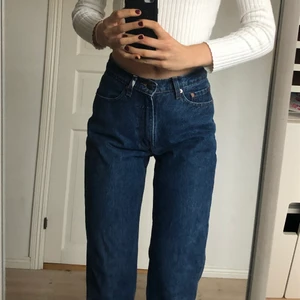 Jeans - Jeans köpta secondhand. Bra skick! Står ingen storlek men passar mig som brukar ha 34/36. Märket heter JORDACHE. Hör av dig för mer info