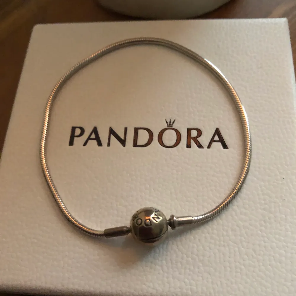 Pandora bracelets/bangles all 3 are silver s925ale comes in original box and bag . Accessoarer.