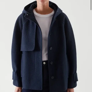 Jacka - Säljer denna jättesnygga jackan från cos, slutsåld på hemsidan. Använd några fåtals gånger. Inga defekter. Har storlek xxs men skulle säga att den sitter som en S då den är stor i storleken💕