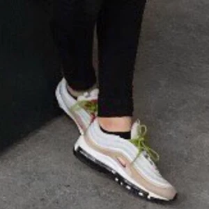 Nike sneakers  - Brugt en del gange men stadig i fin stand🤎 Ret special colour way med grønne snørebånd, pinke detaljer, hvid og beige baggrund på skoen 🦋 Nypris var 1600kr