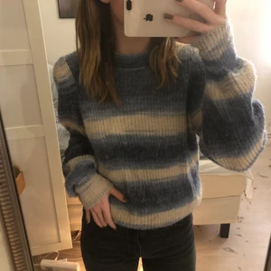Randig stickad tröja  - Sjukt snygg blå vit randig stickad tröja som inte finns att köpa längre. Den är dom i nyskick o har endast blivit använd tre fyra gånger.💕😆