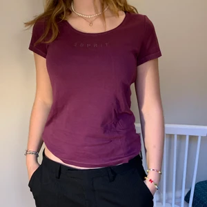 Esprit tröja - En lila esprit tröja med diamanter som text SÅÅÅÅ fin passform och den kommer bara inte till användning. Inga defekter och jag är storlek m köpare står för frakt!