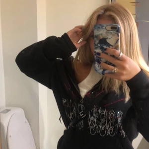 Abundantbrands zip hoodie  - Supersnygg zip hoodie från abundant brands som jag funderar på att sälja då den inte längre kommer till användning! Köpte för 899kr, säljer för 500kr+ frakt💕 har tappat några få stenar men inget som syns, snöret till luvan är även borta💕