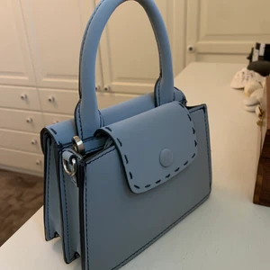 Liten söt väska från Zara - Väskan är använd en gång. Super söt och i bra skick men tillhörande rem. Pris går att förhandla!