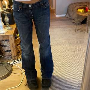 skit snygga lågmidjade, utsvängda jeans. det är för långa och för stora på mig och på bilden håller jag upp de men på en annan kroppstyp sitter de snyggt. möts upp i Sthlm <3
