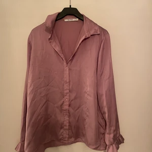 Satinblus - Satinblus från NAKD i fin lila färg.