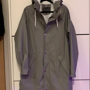 Regn jacka - Grå regnjacka ifrån Cross sportswear köpt i Stadium. Jag har SMALL i jacka och skulle säga att den är stor i storleken, jackan sitter heller inte ringt utan är regular size. UNISEX! HAVLA PRISET PÅ FRAKTEN
