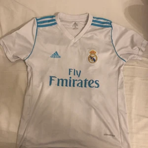 Ronaldo fotbollströja - ❗️GARDEROBSRENSNING❗️ säljer denna skitcoola Ronaldo tröjan. Den är väldigt använd. Detta är real madrids bästa ställ dom någonsin har haft pga den svinsnygga blåa kontrasten. 