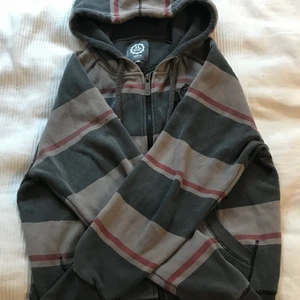 Randig hoodie  - En randig hoodie med dragkedja. Storlek XS men stor i storleken så passar även S 
